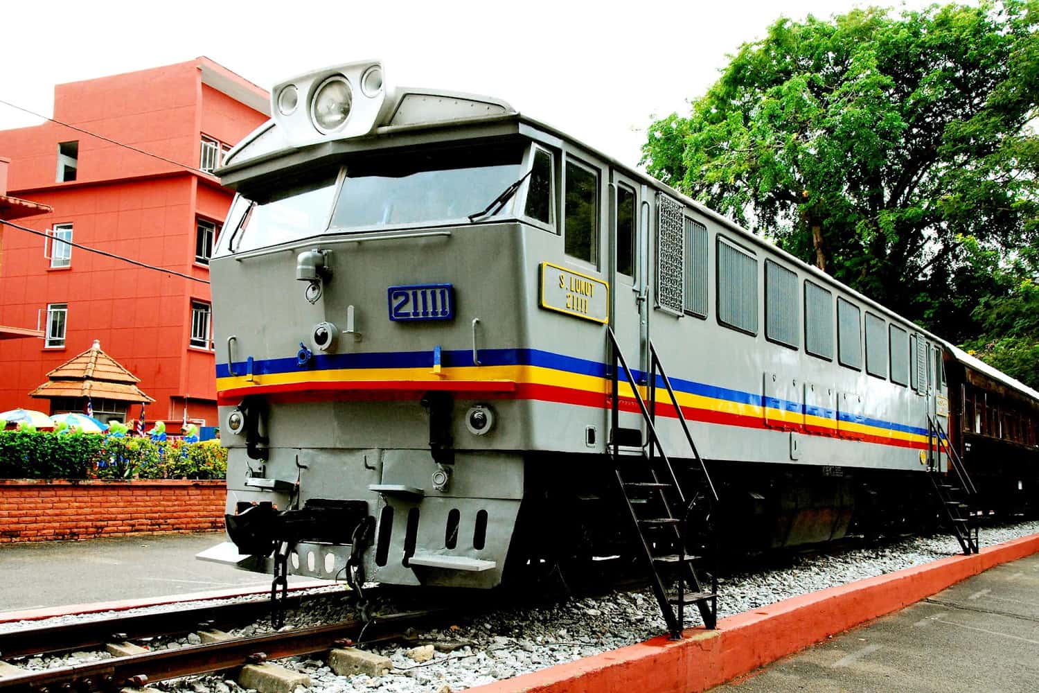 Di chuyển bằng tàu