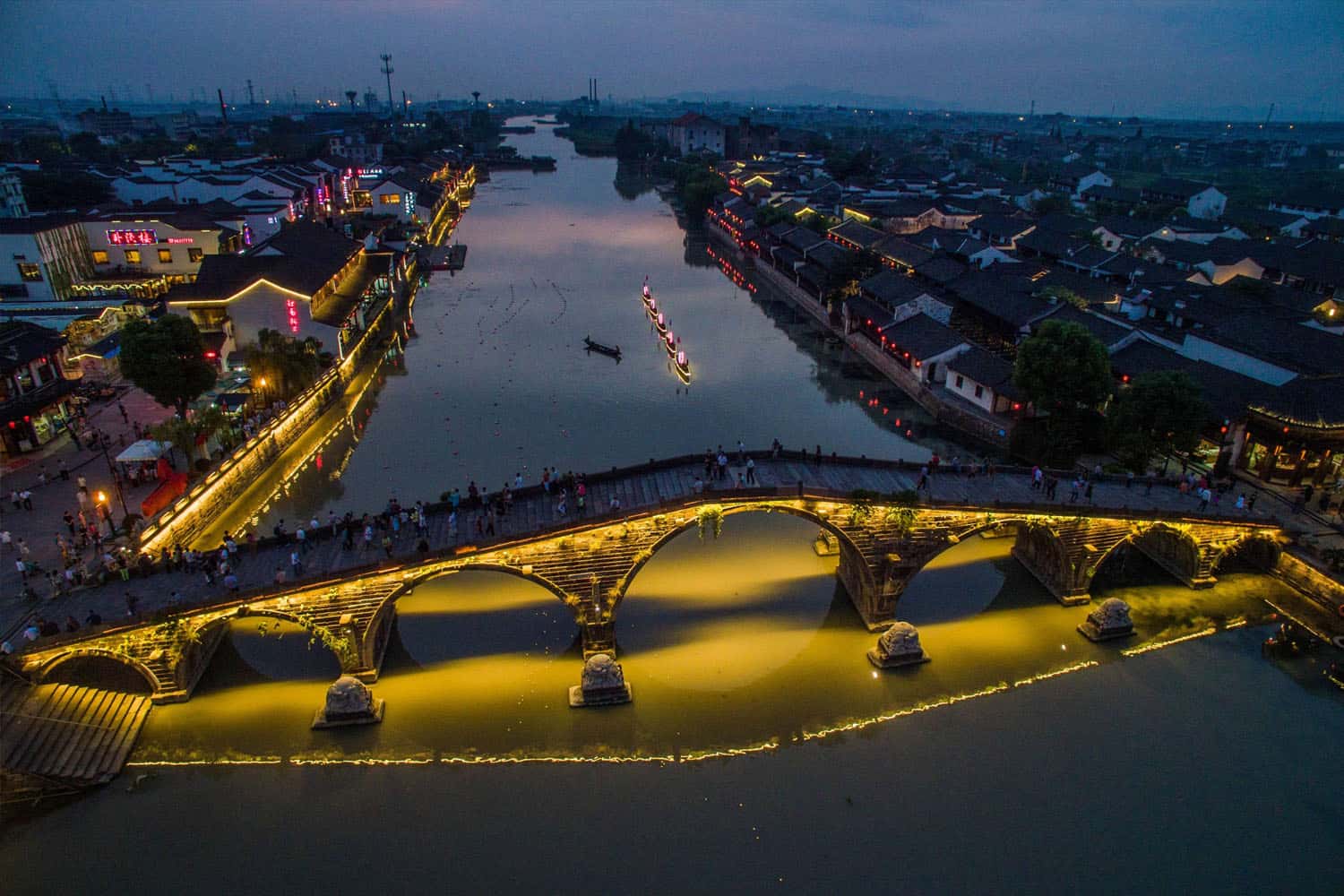 Chiêm ngưỡng cảnh đêm trên kênh đào Grand