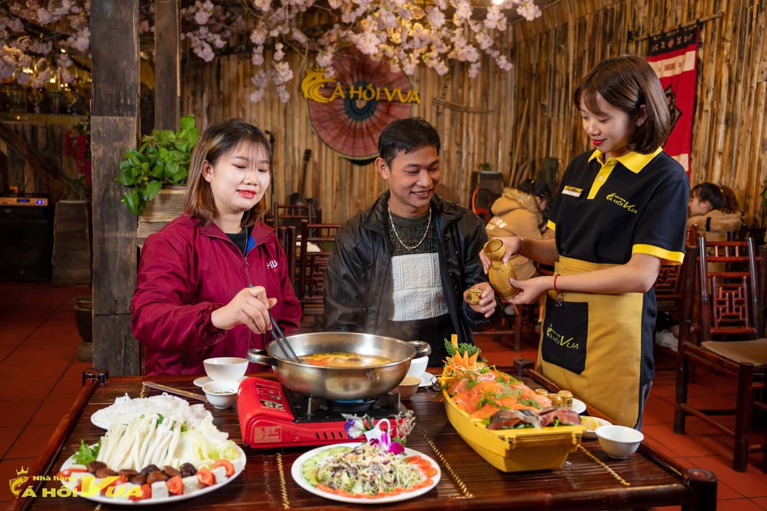 Còn gì tuyệt vời hơn khi cùng nhau thưởng thức nồi lẩu cá hồi tươi ngon