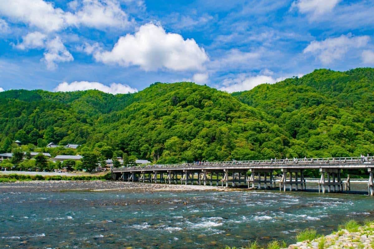 2. Cầu Togetsukyo (The Moon Crossing Bridge)