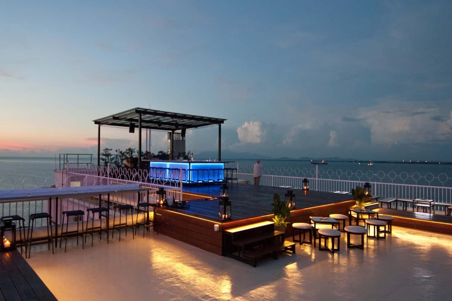 Quán bar bên bờ biển