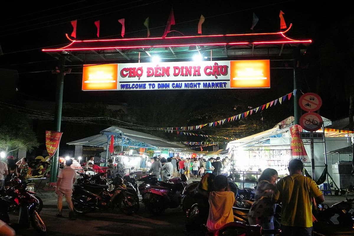 Thưởng thức ẩm thực tại chợ đêm Dinh Cậu