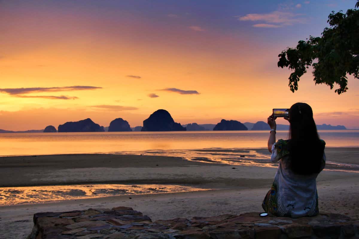 Đi dạo quanh bãi biển ngắm hoàng hôn đỏ 