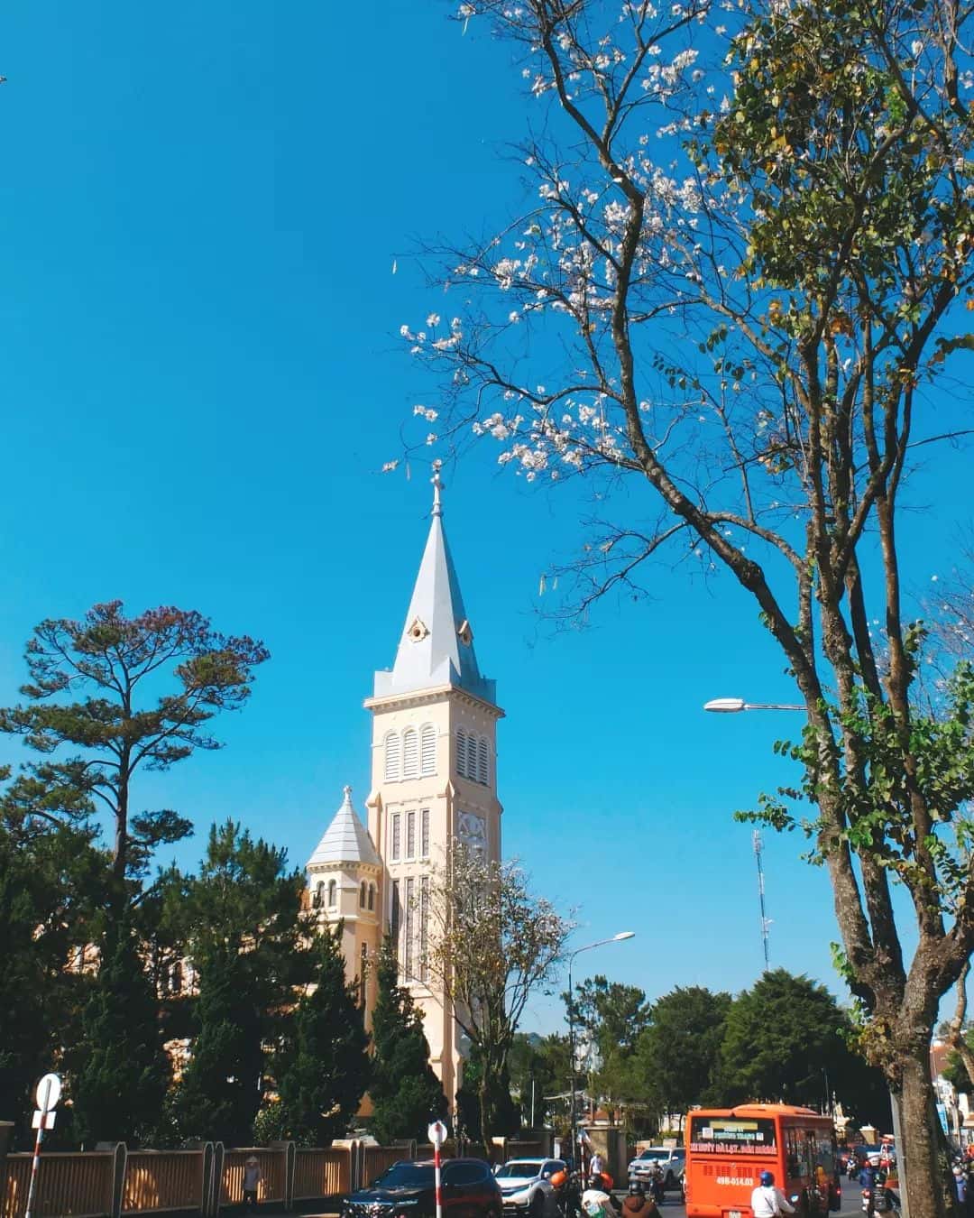justfly nha tho chinh toa da lat