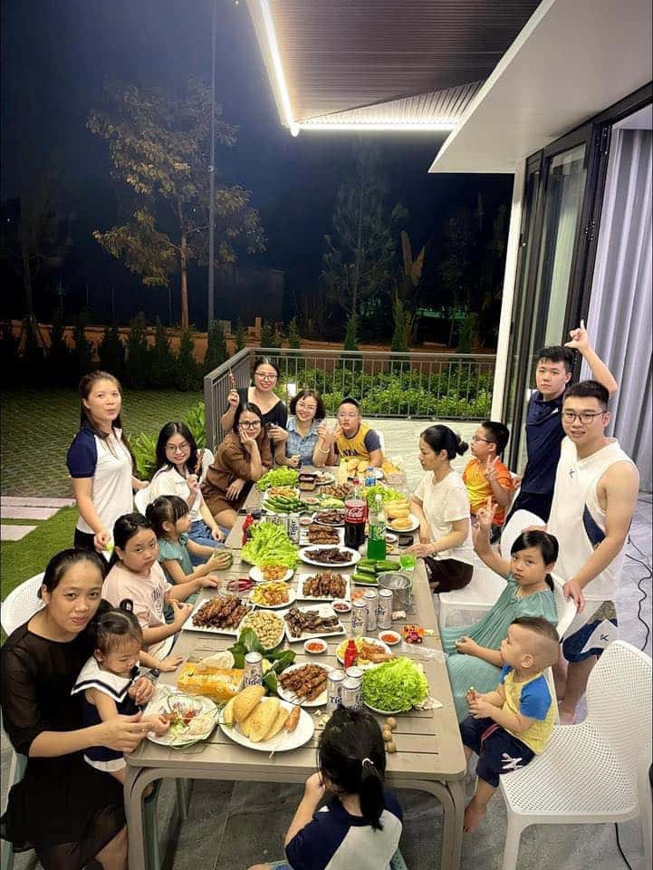 Bàn ăn ngoài trời 