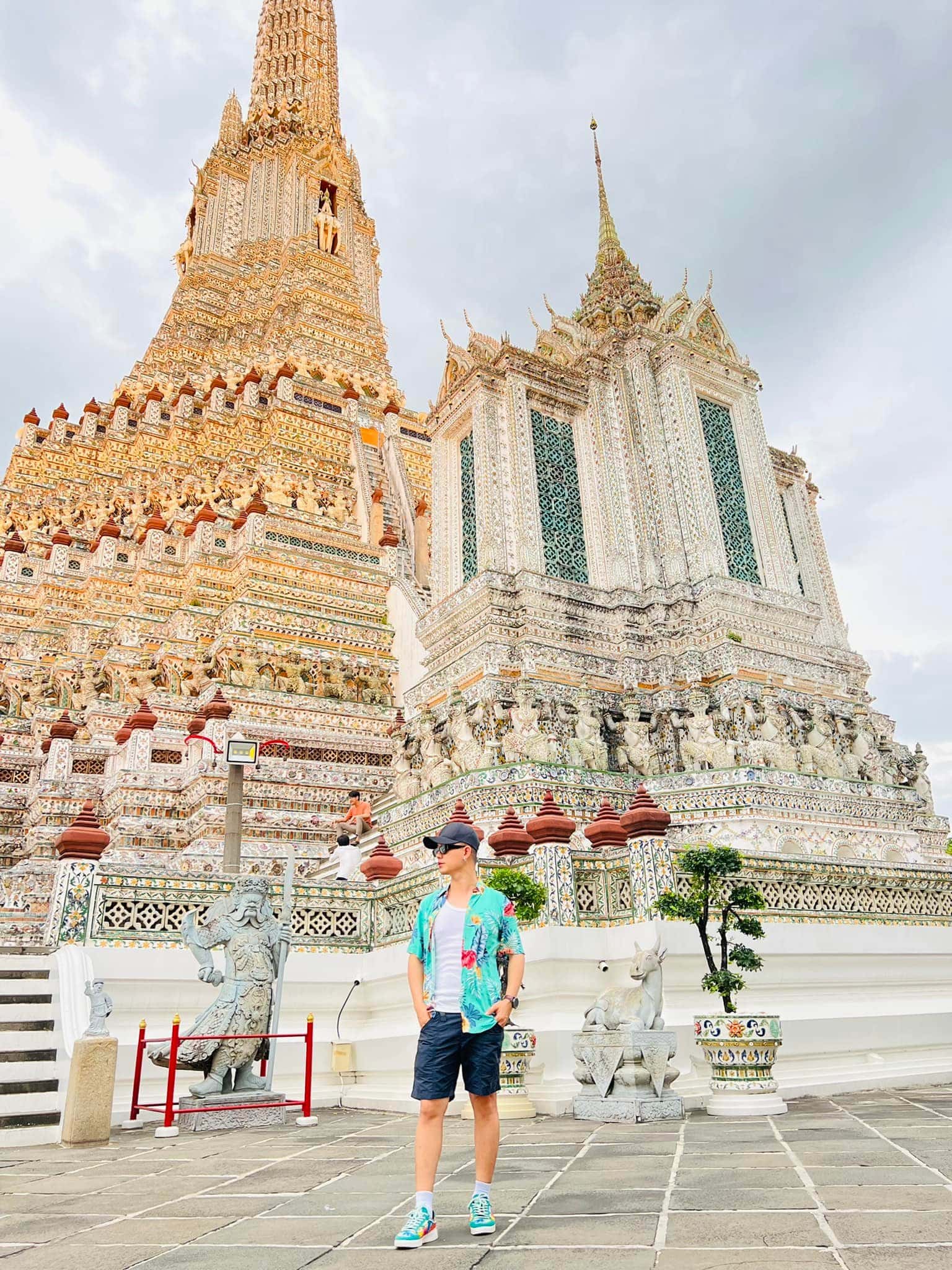 justfly chua wat arun bangkok thailand