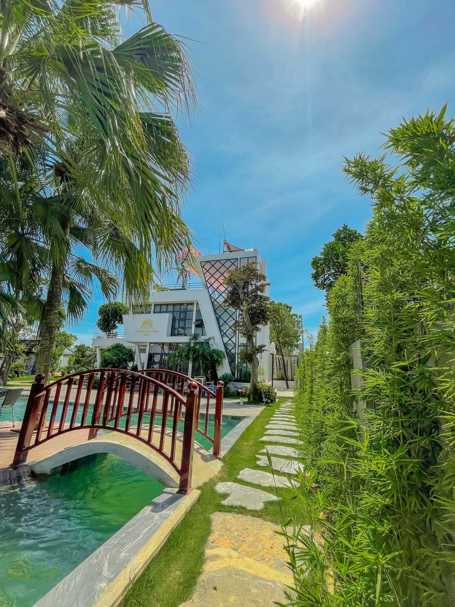 dong tranh villa hoa binh