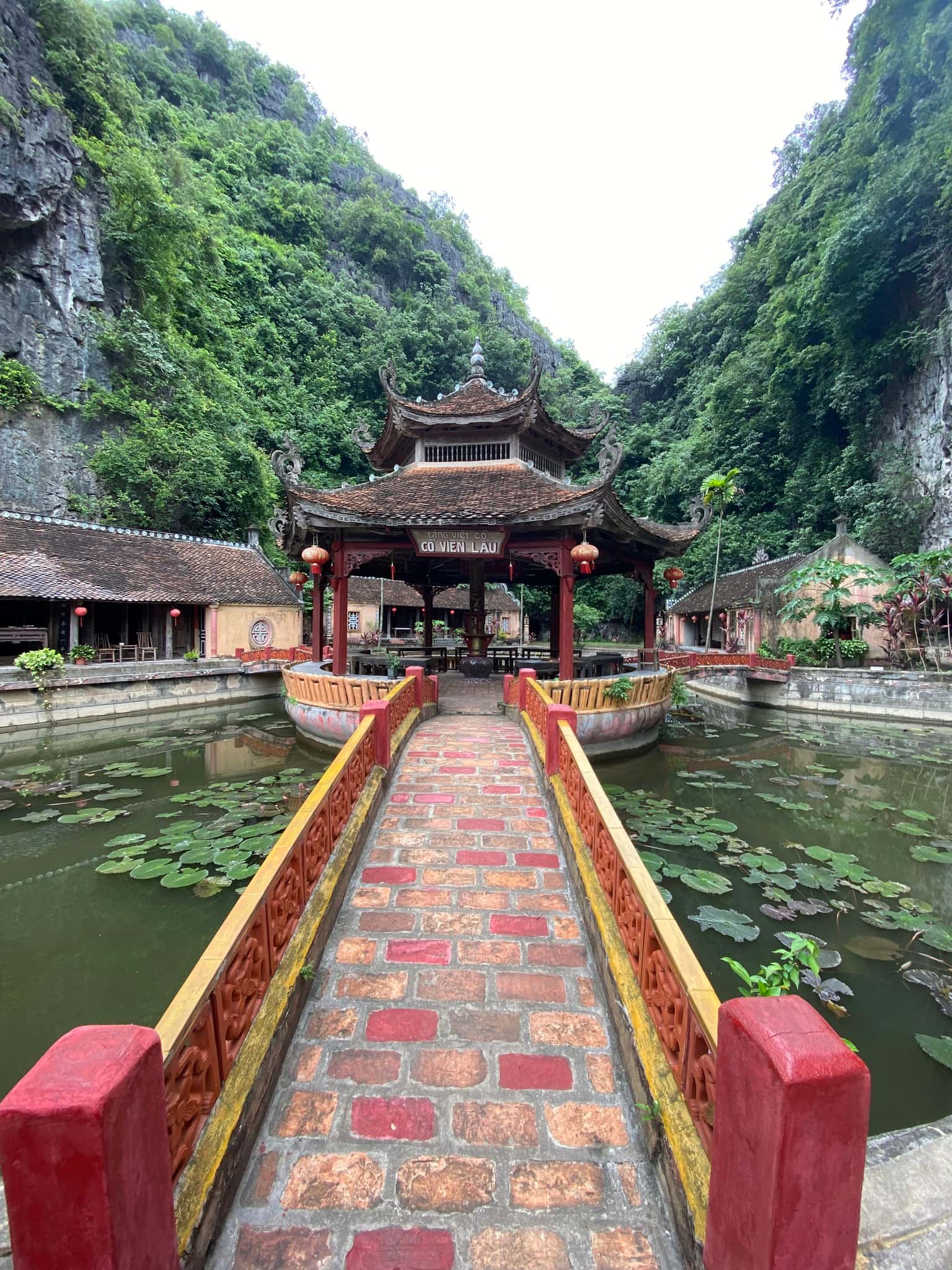 co vien lau dia diem du lich ninh binh attnib15