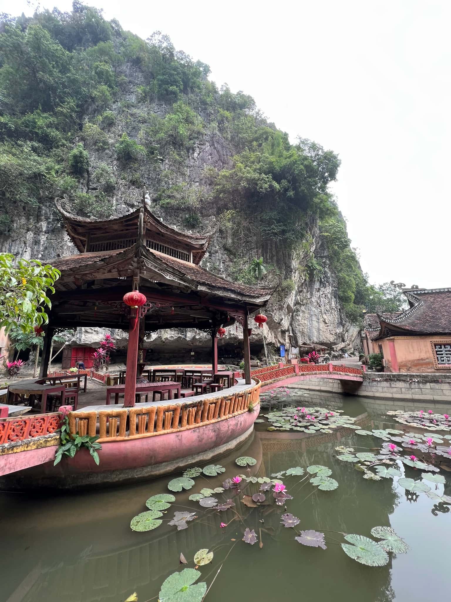 co vien lau dia diem du lich ninh binh attnib15
