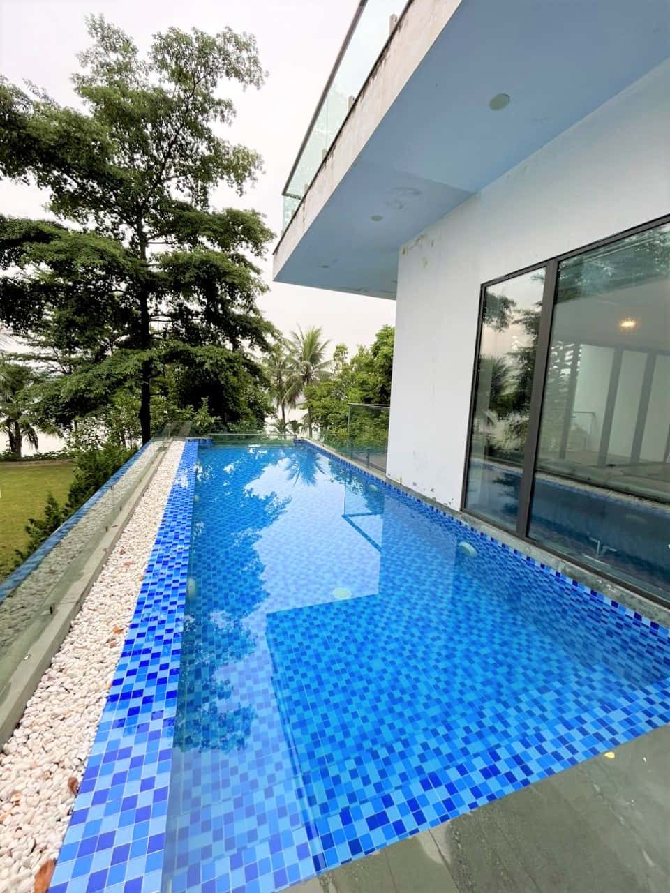 Bể bơi riêng 