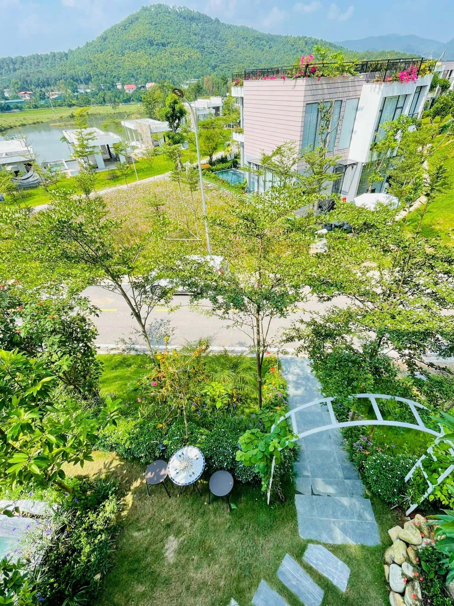 Bàn trà ngoài sân vườn