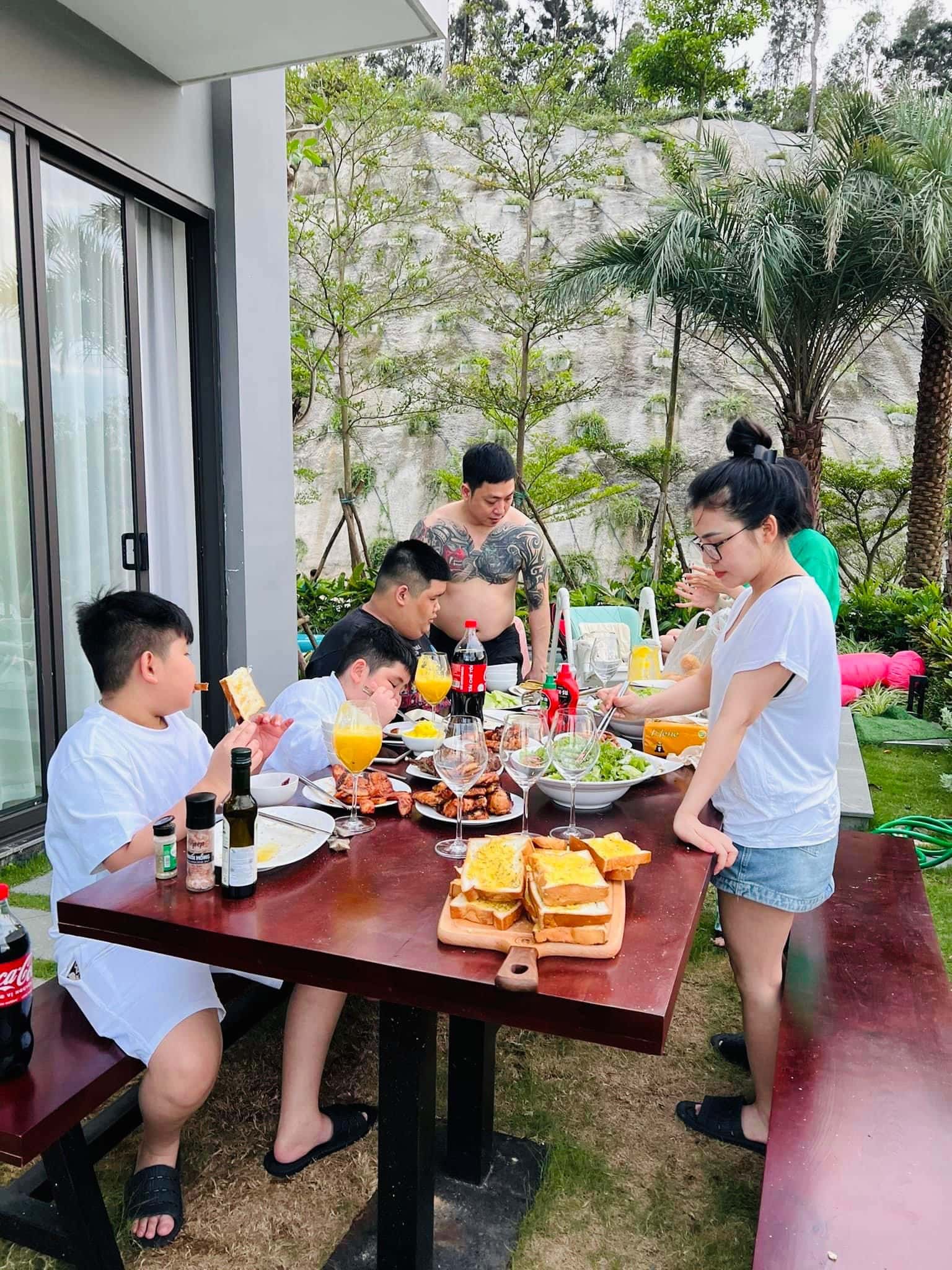 Bàn ăn ngoài trời 