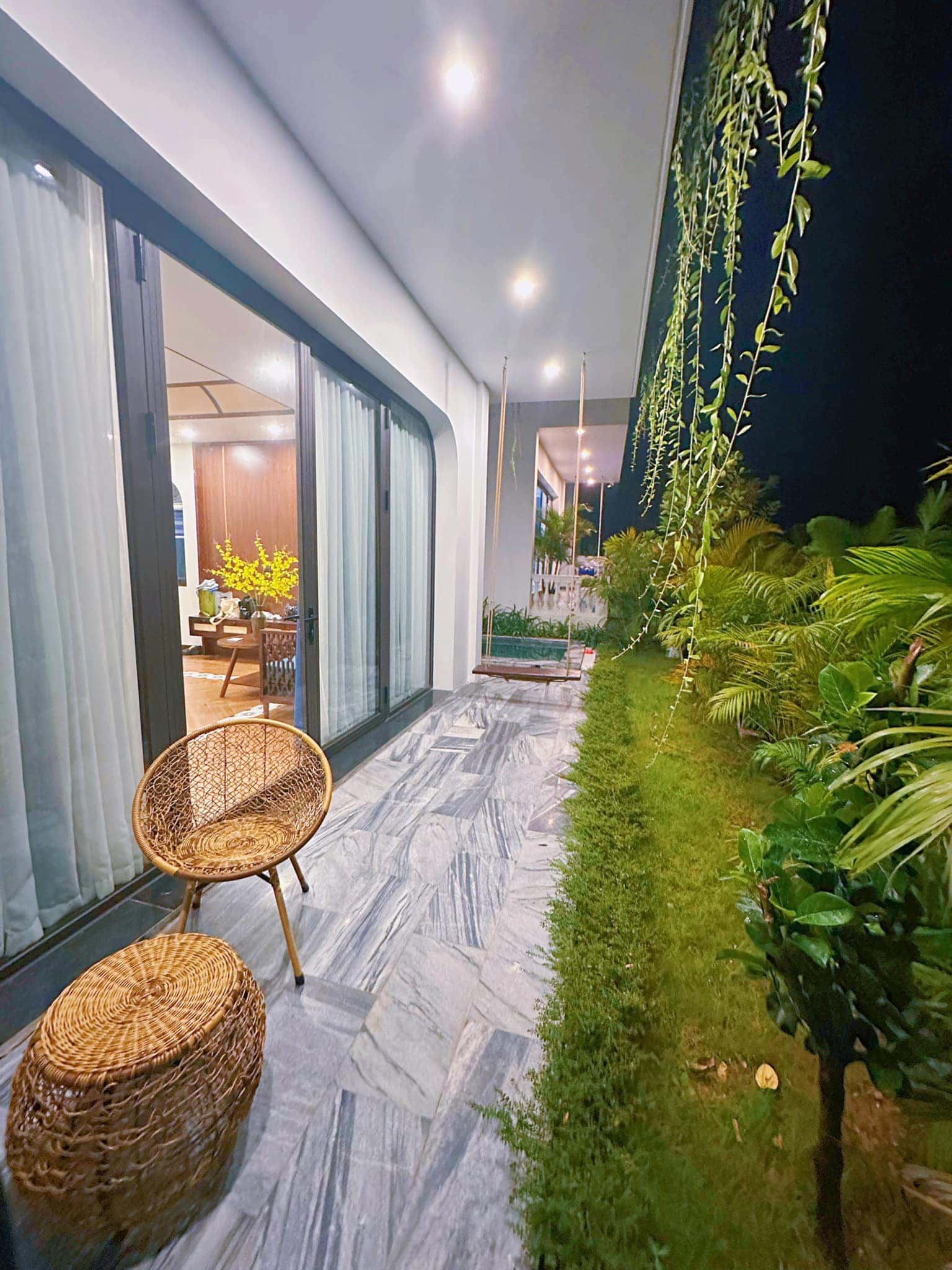 Bàn trà ngoài sân