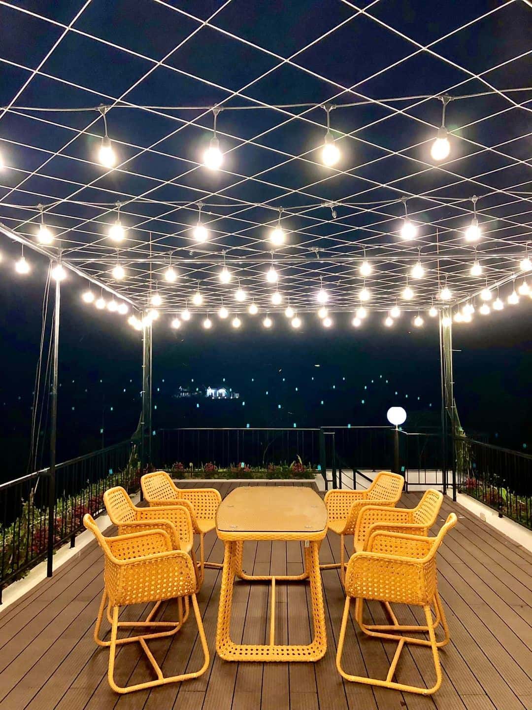露台配有桌椅