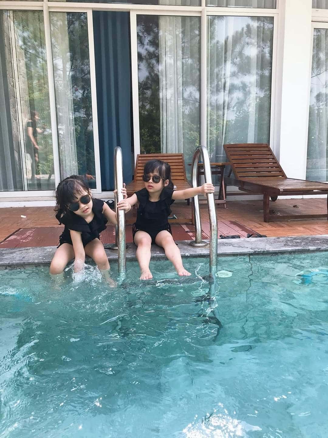 Ghế nằm bể bơi