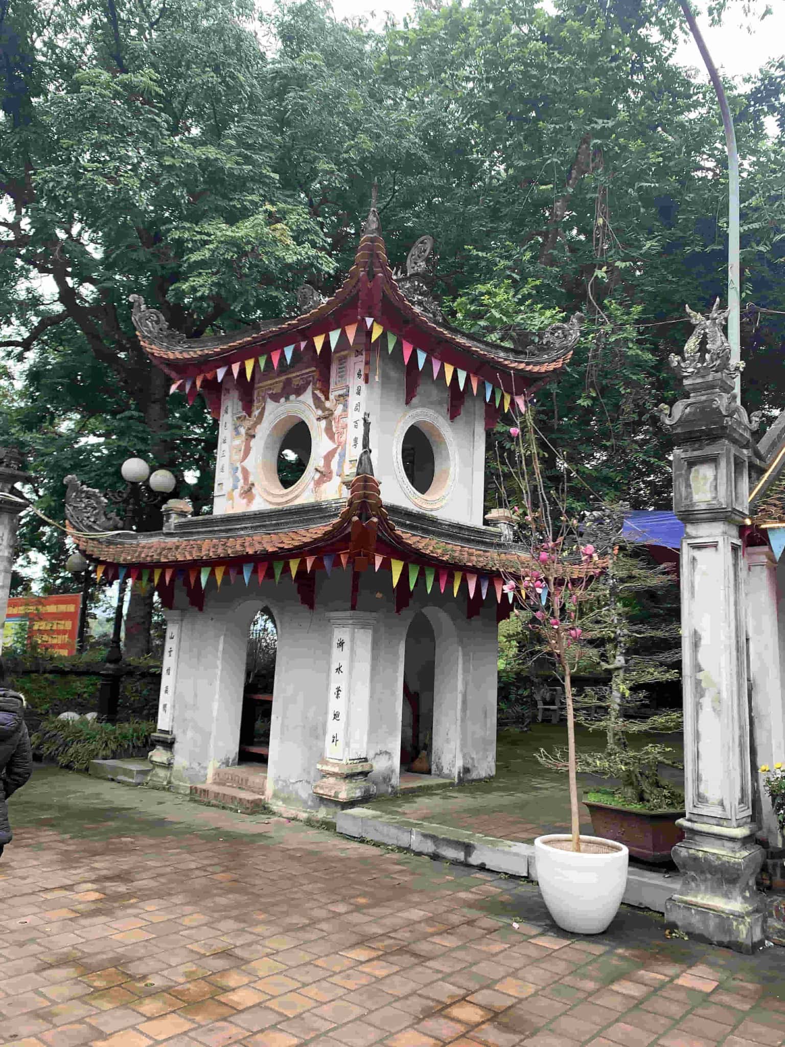 dong cung den va son tay