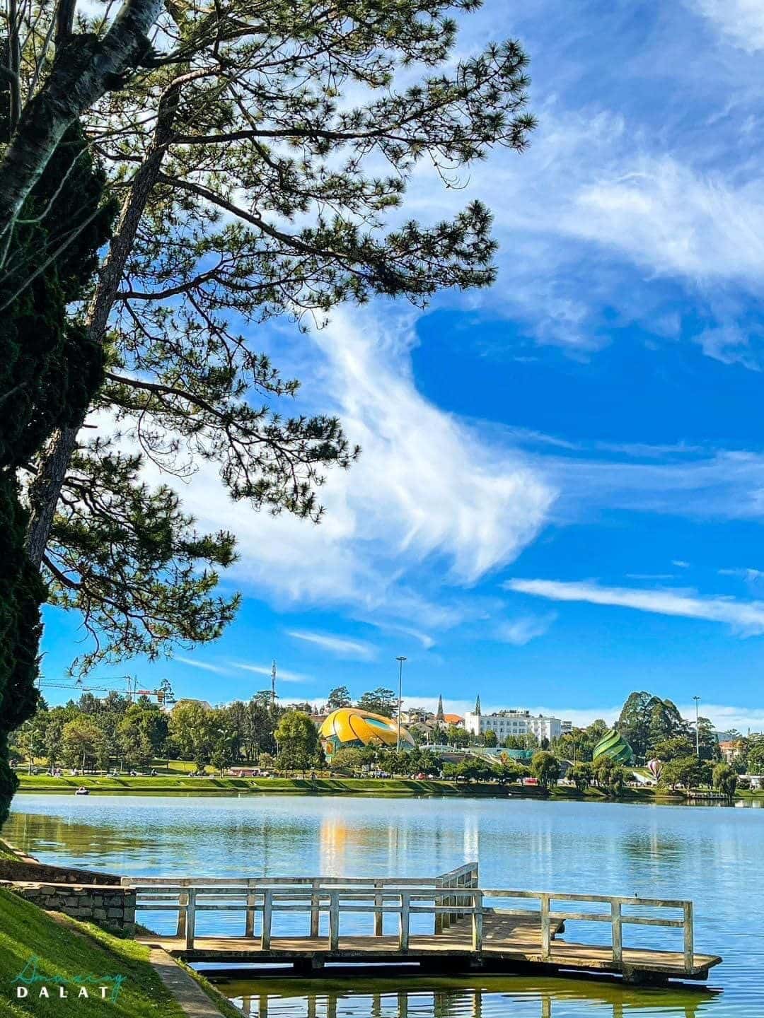 justfly ho xuan huong da lat 