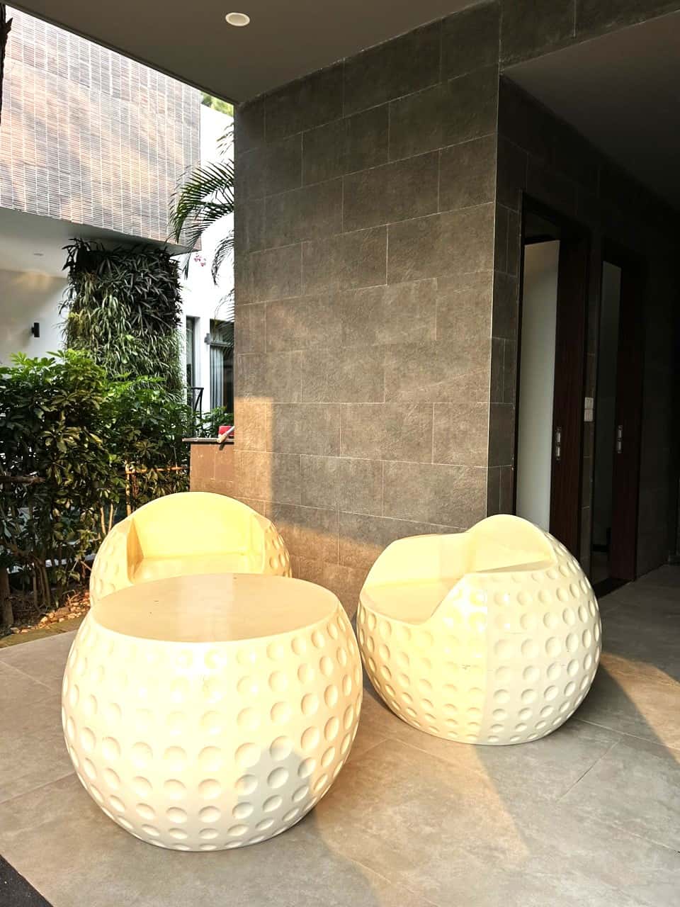 Bàn trà ngoài sân 
