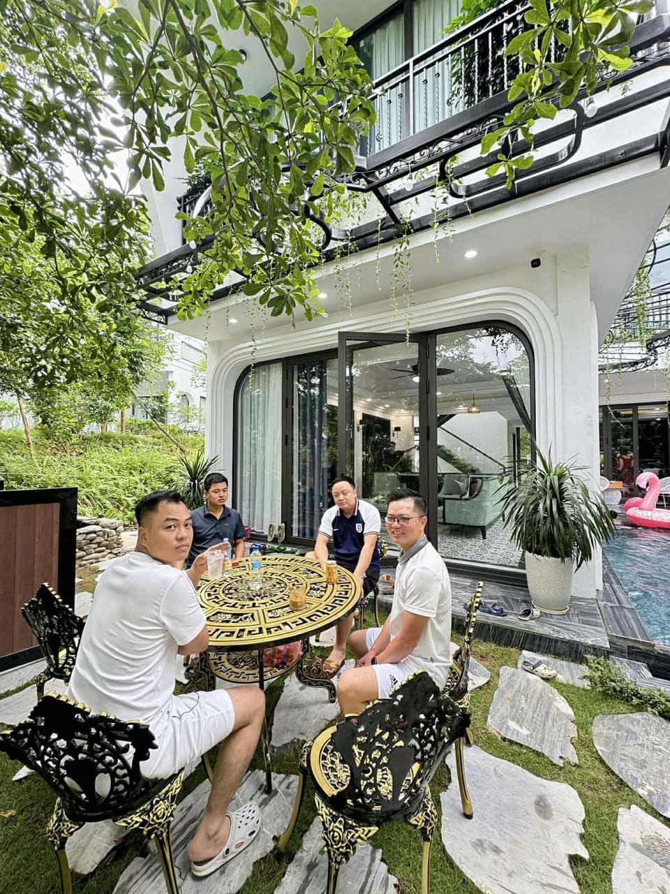 Bàn trà tại sân vườn