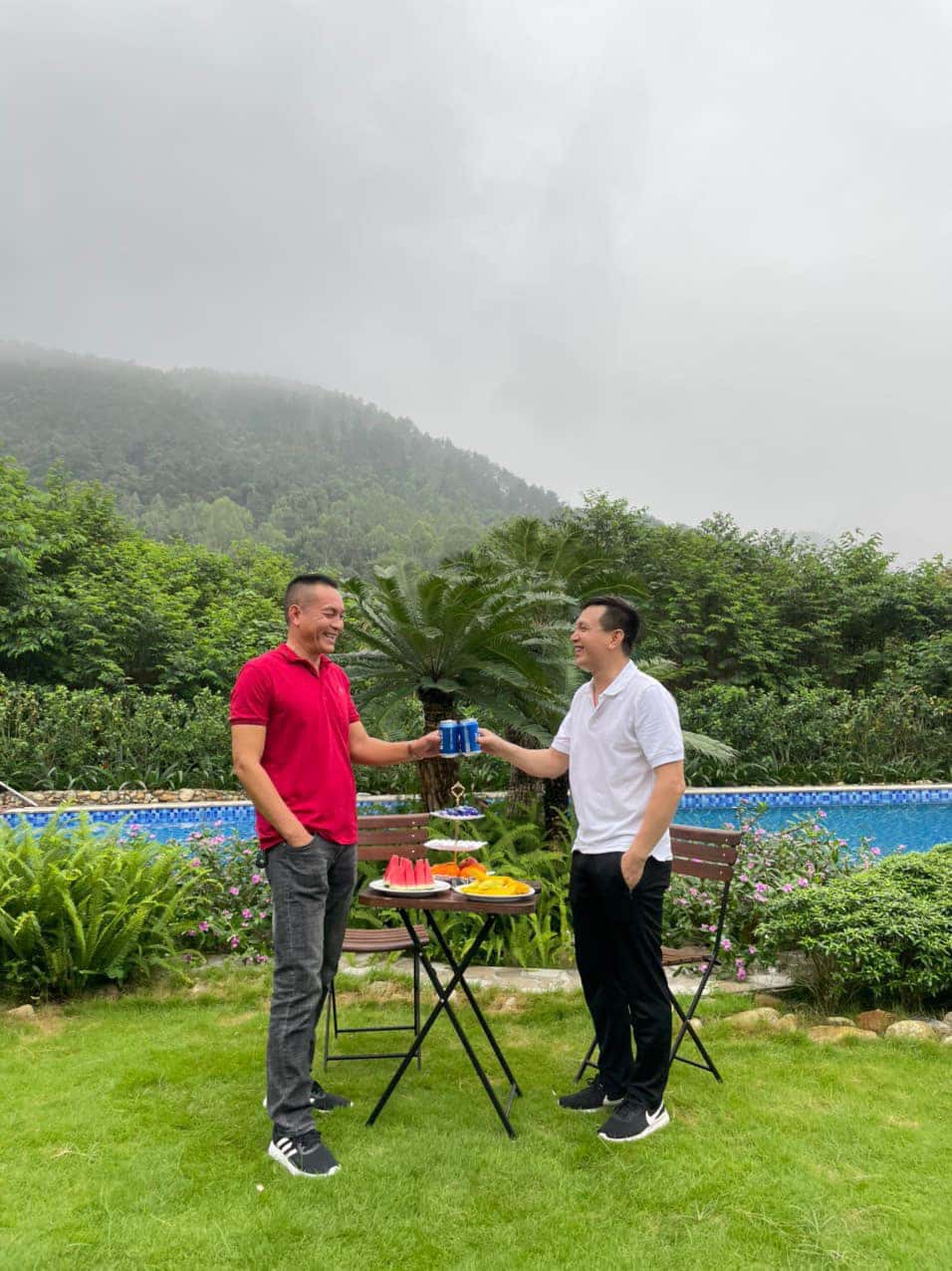 Bàn trà ngoài sân 