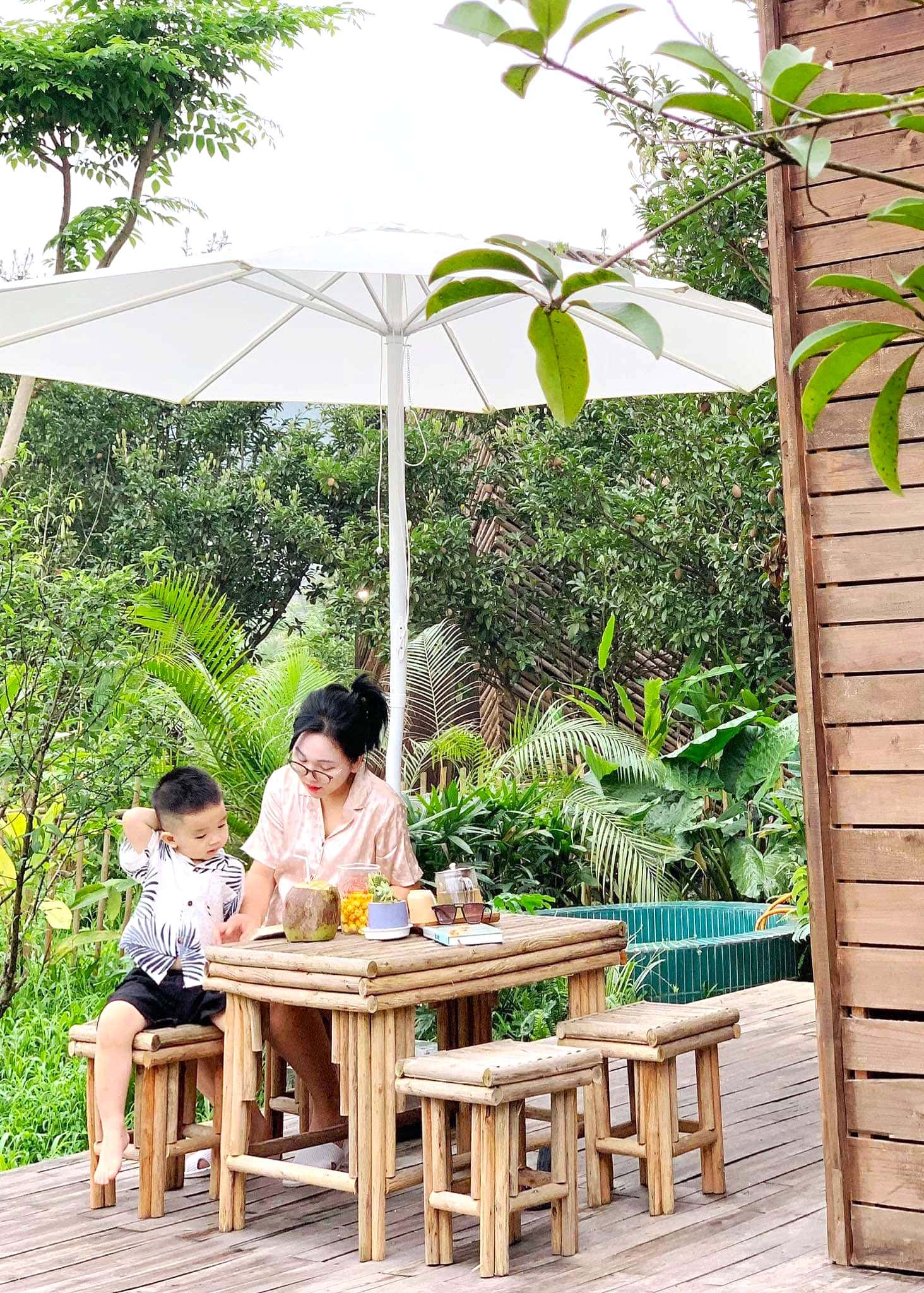 Bàn ăn ngoài trời