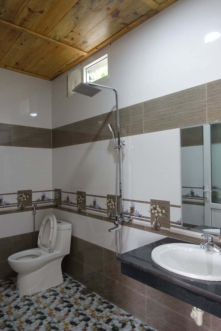 phong ve sinh ninh binh mountain side homestay
