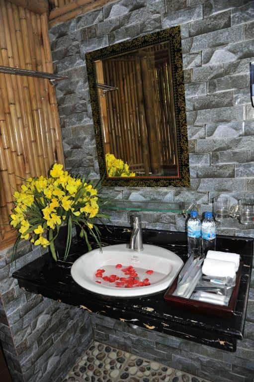 phong 4 nguoi view nui quoc khanh bamboo homestay ninh binh