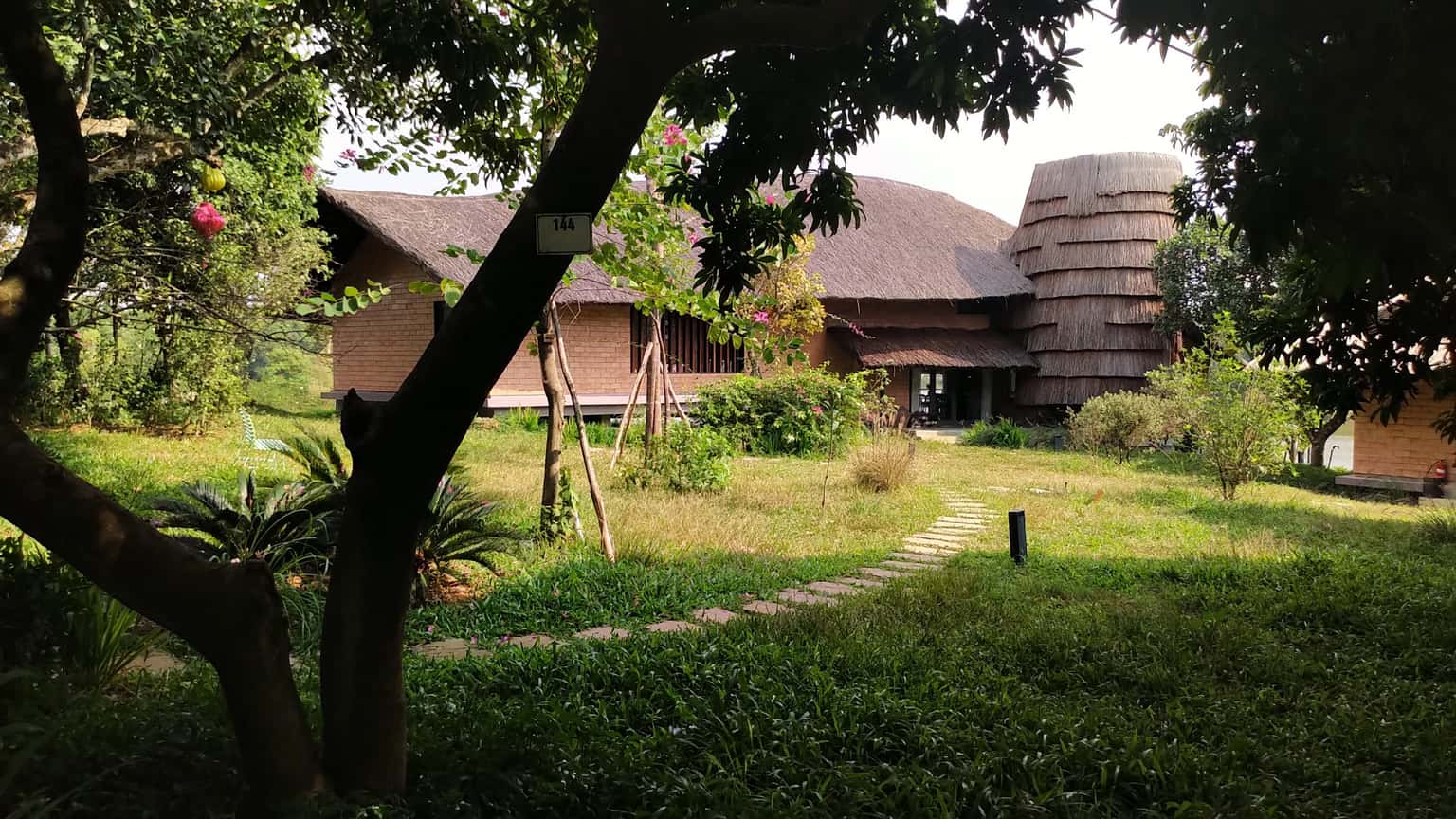 Nhà bậc thang Step House (Tomodachi Retreat - Làng Mít) tại Sơn Tây — ảnh 1