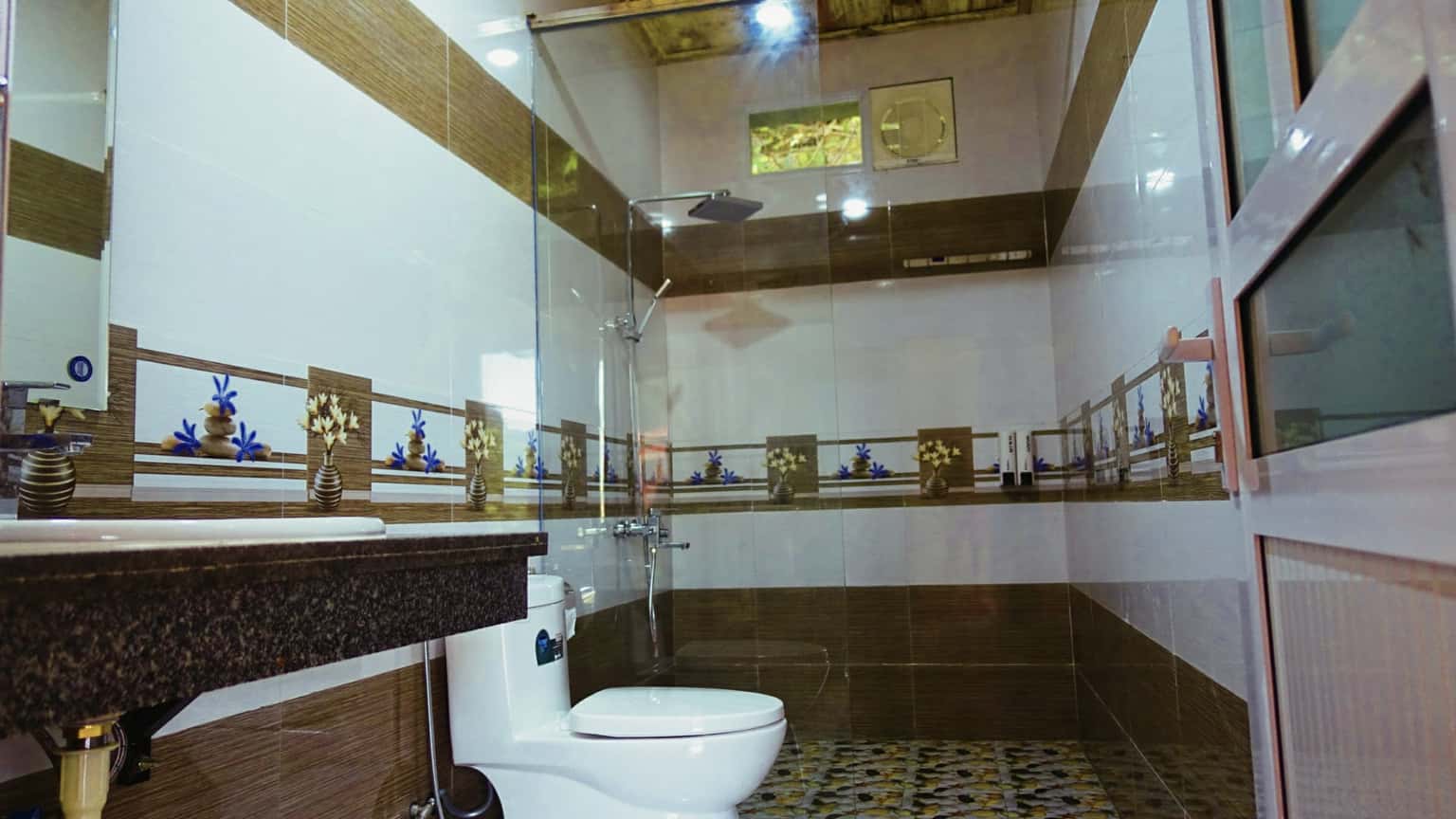 phong ve sinh ninh binh mountain side homestay