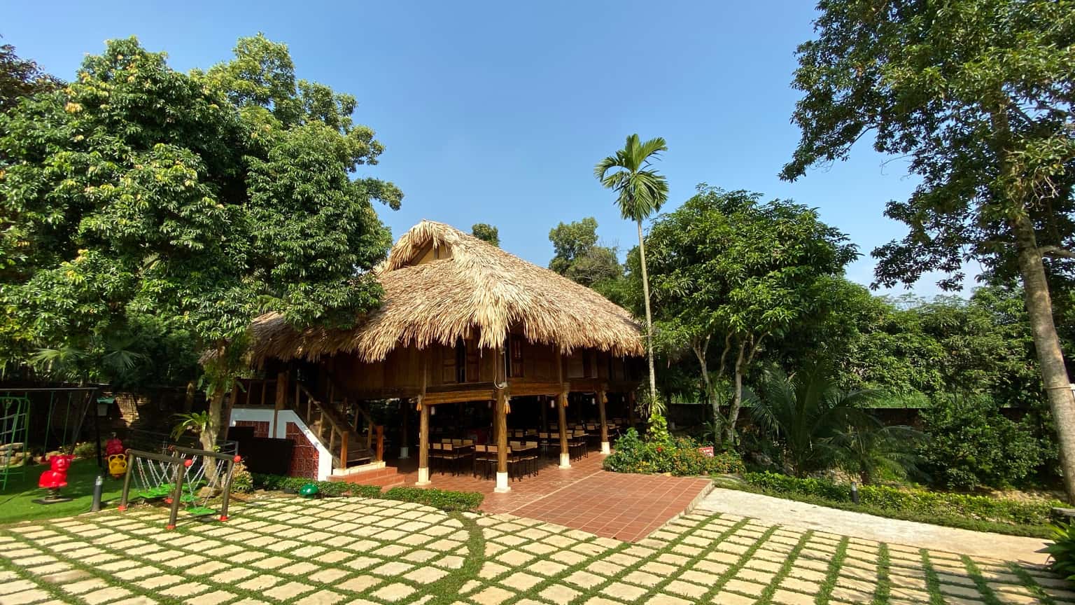 justfly anh chung may tropical villas ba vi
