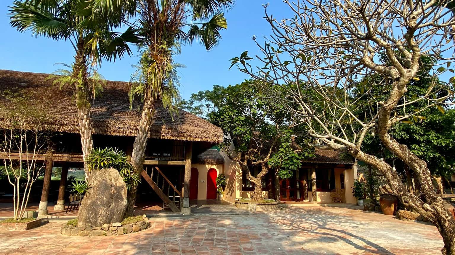 justfly khuon vien chung bavi hideaway