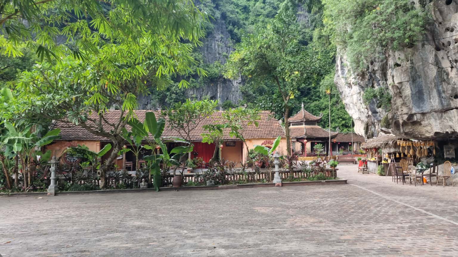 co vien lau dia diem du lich ninh binh attnib15