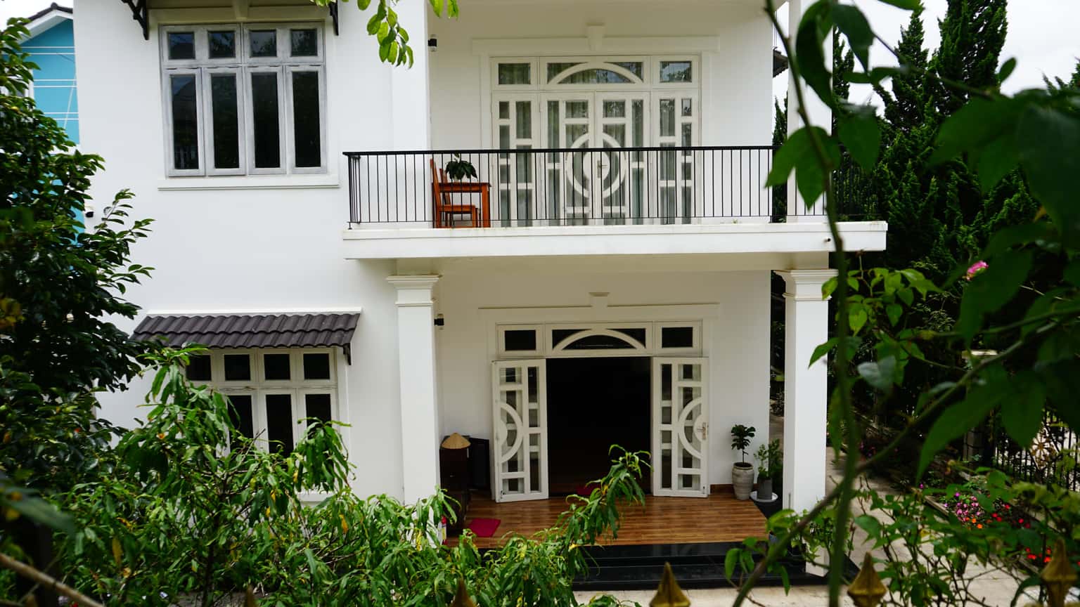 Sân vườn rộng rãi