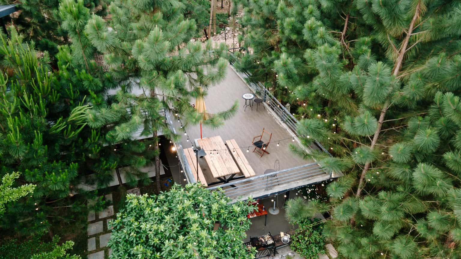 Ban công rộng view núi