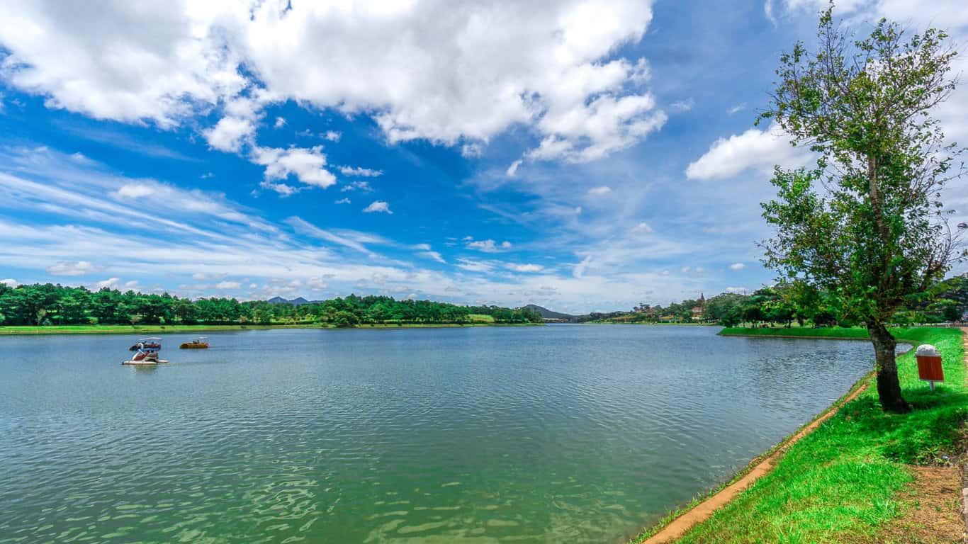 justfly ho xuan huong da lat 