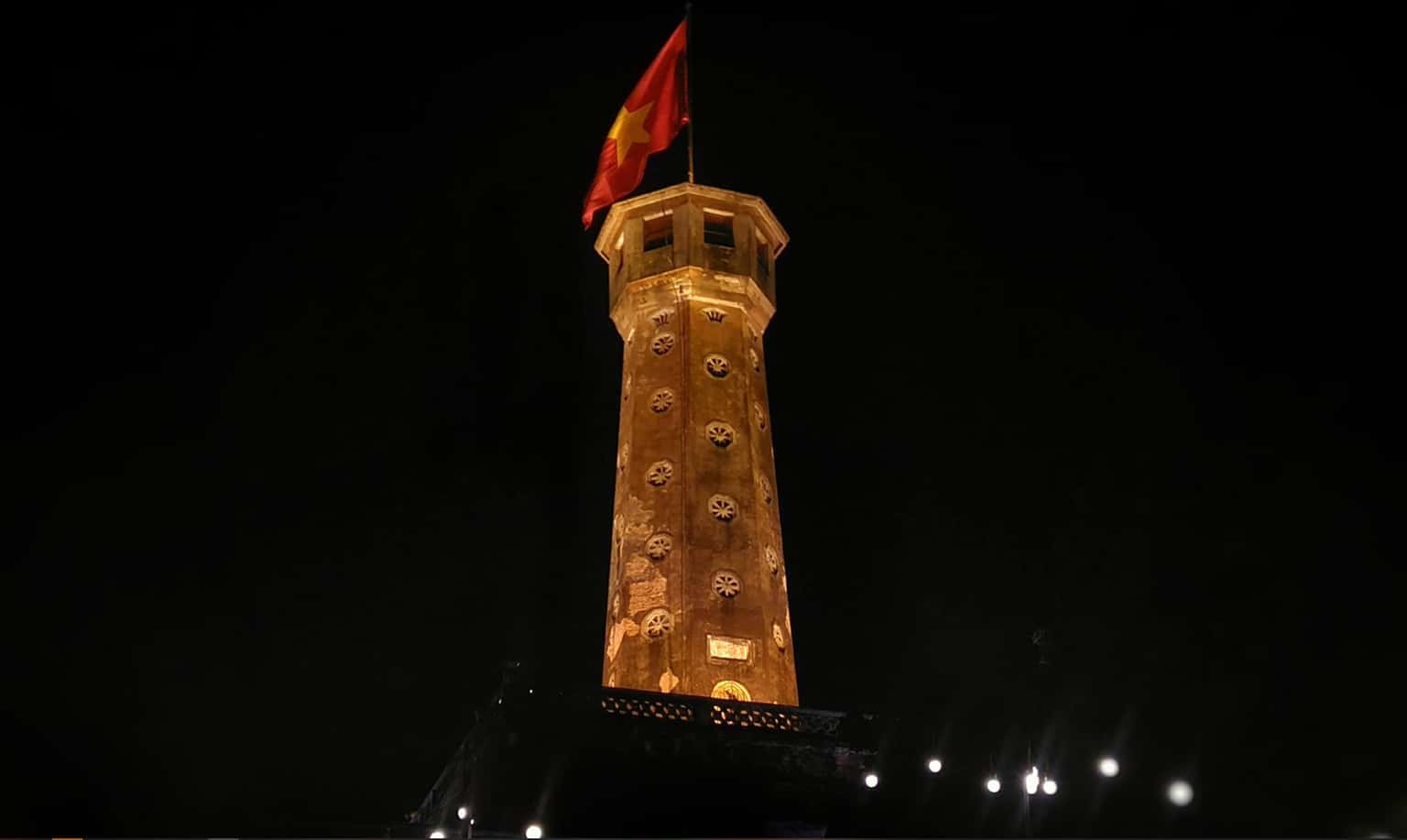 cot co ha noi ba dinh dia diem du lich ha noi atthan24