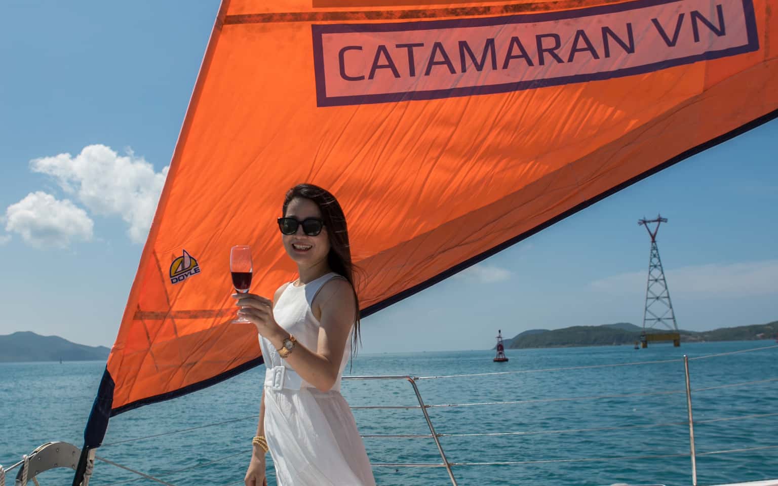 Du Thuyền Buồm Catamaran Trên Vịnh Nha Trang