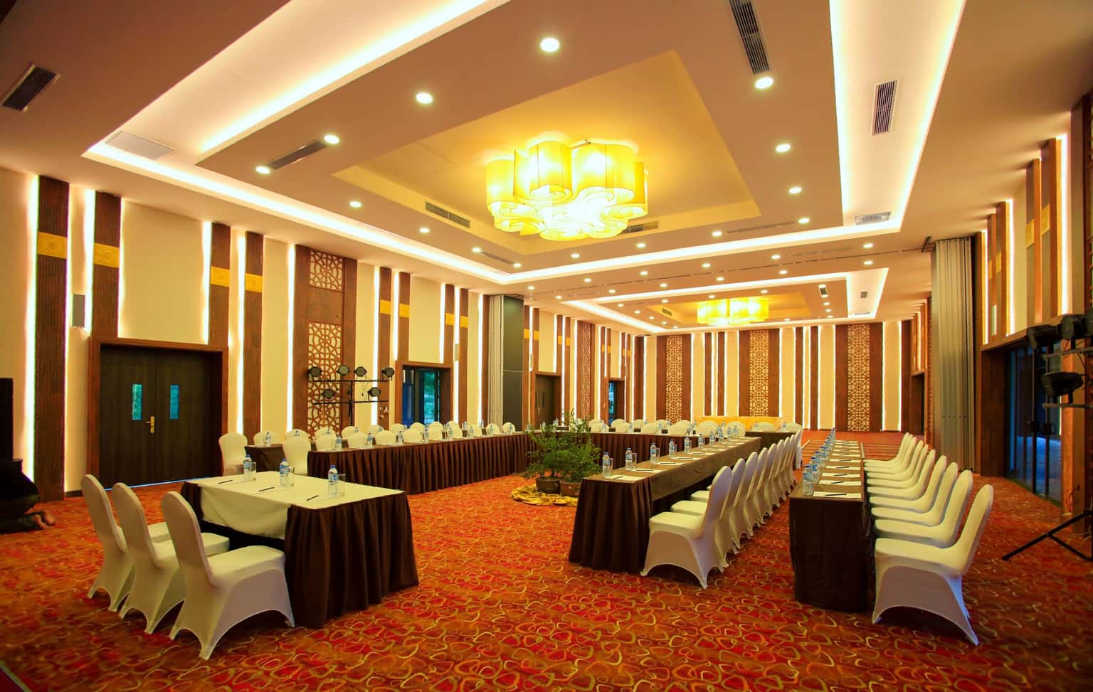 phong hoi thao serena kim boi hoa binh  