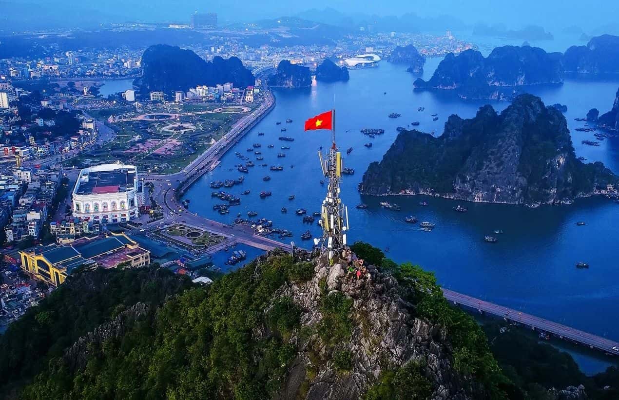nui bai tho ha long