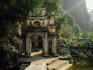 justfly chua bich dong ninh binh