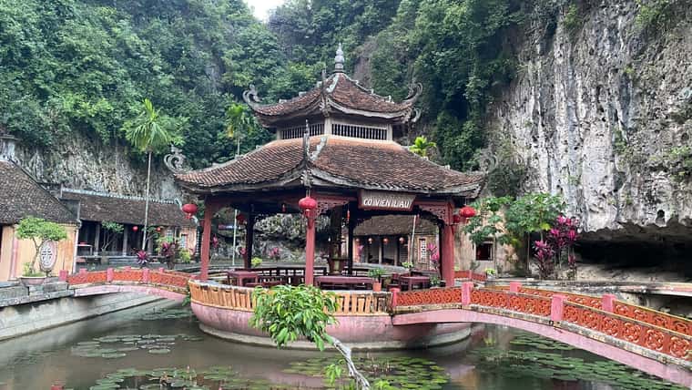 co vien lau dia diem du lich ninh binh attnib15