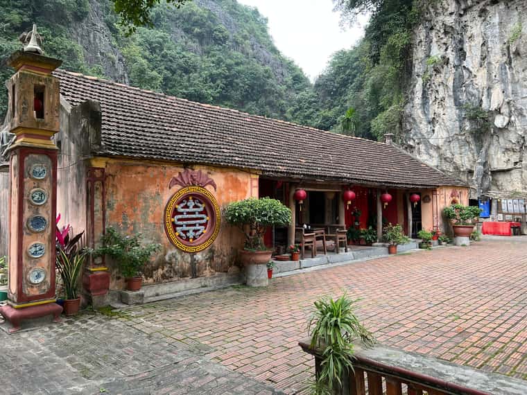 co vien lau dia diem du lich ninh binh attnib15