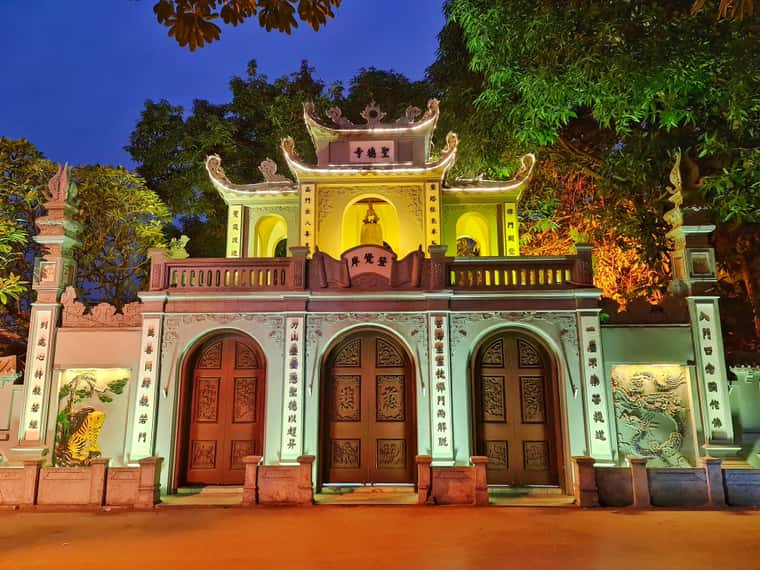 justfly chua ha hanoi