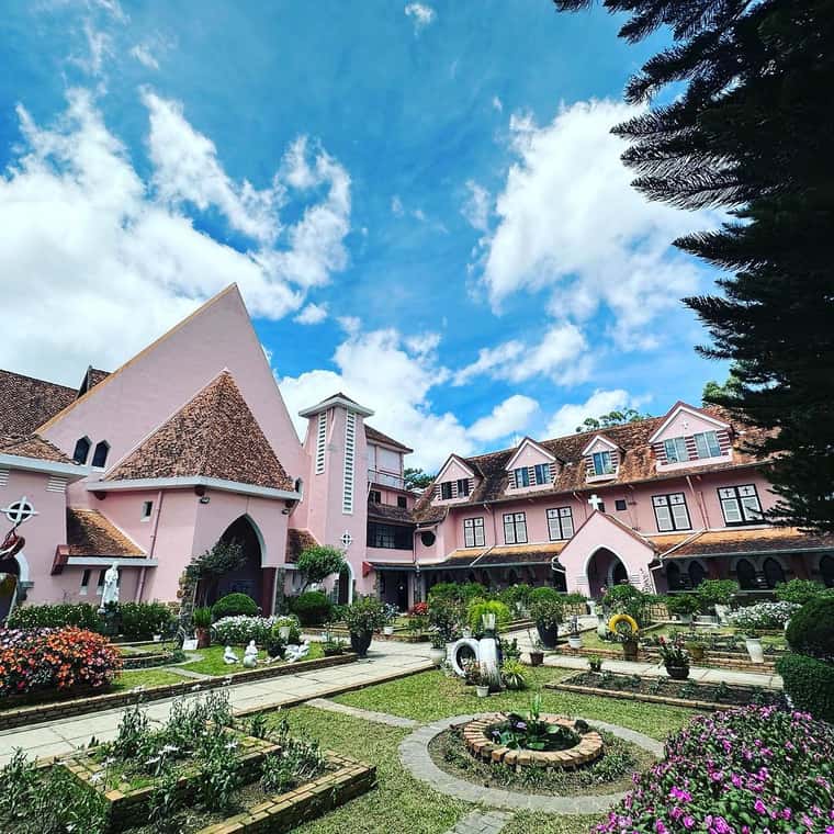 justfly nha tho Domaine De Marie da lat